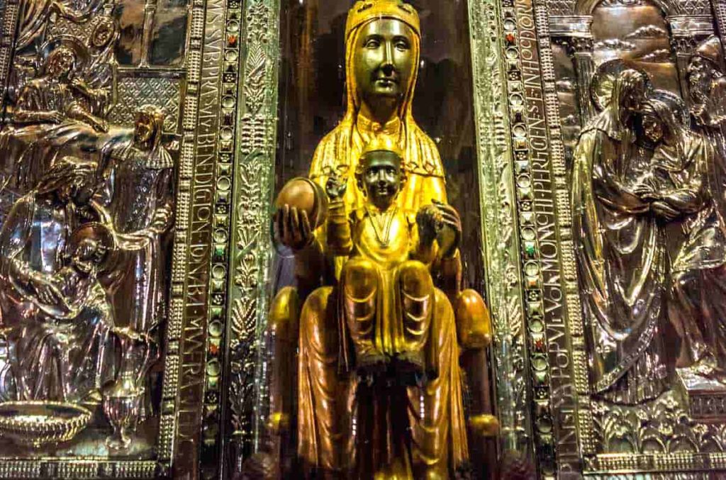 Imagen de la Virgen de Montserrat